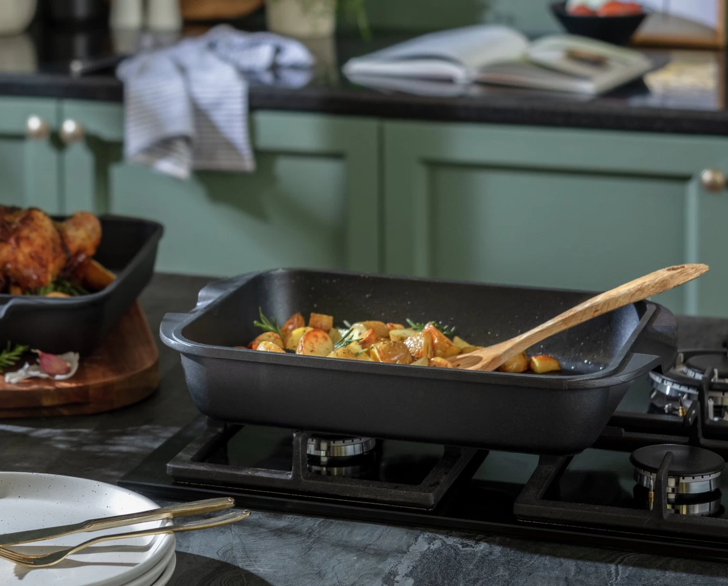 Habitat Cast Aluminium Non Stick Large Roasting Tin - Image 2