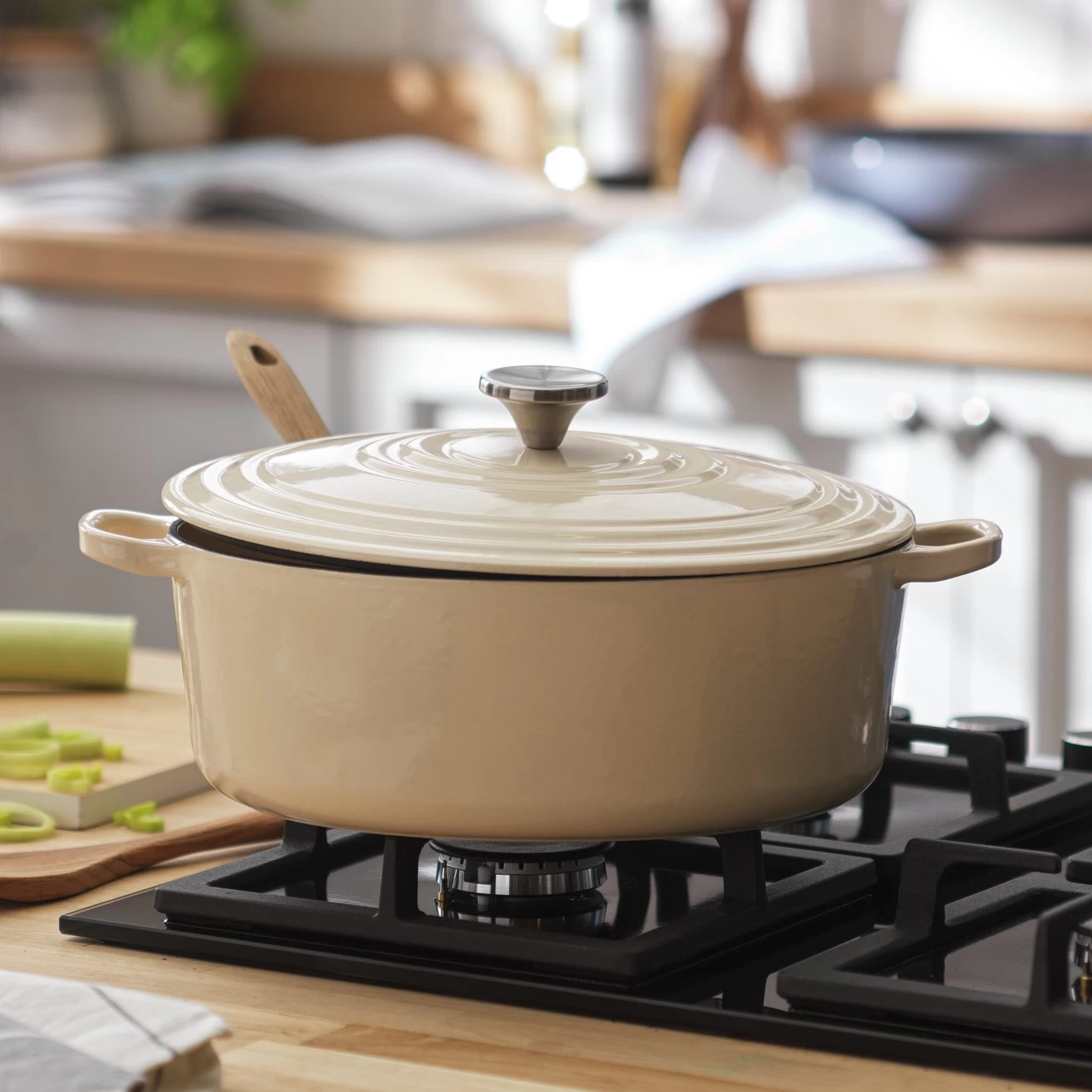 Habitat 4.70 Litre Cast Iron Oval Casserole Dish - Cream - Image 2